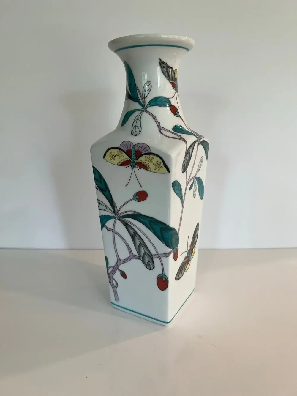 Vintage Large Chinoiserie Porcelain Botanic Garden Floral Butterflies Vase JL - Picture 1 of 11